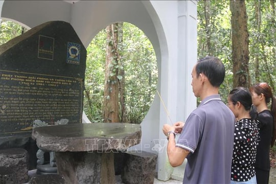 Dòng thông tin chính thống từ Chiến khu Đ