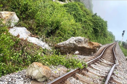 Đá lăn gây ách tắc đường sắt Bắc - Nam qua Quảng Trị