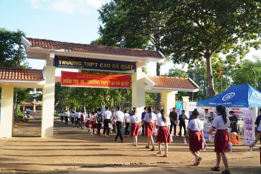 Kỷ luật cảnh cáo Hiệu trưởng vi phạm quy định về quản lý tài chính