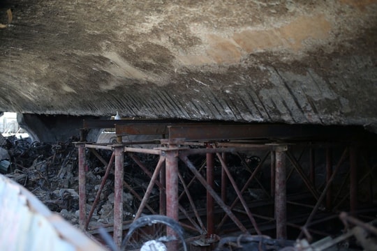 Dựng giá đỡ dưới gầm cầu Vĩnh Tuy đề phòng biến dạng kết cấu sau vụ cháy bãi xe