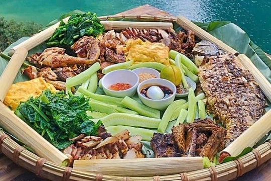 Quán ăn ở sông Nho quế có bàn ghế mốc, khách chấp nhận mất tiền cọc