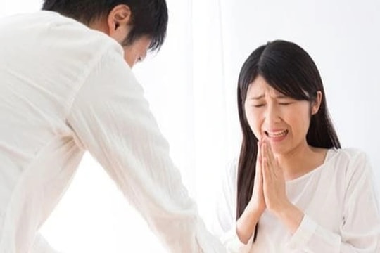 Mỗi lần được chồng khen ngợi, tôi chỉ muốn quỳ xuống xin anh ly hôn