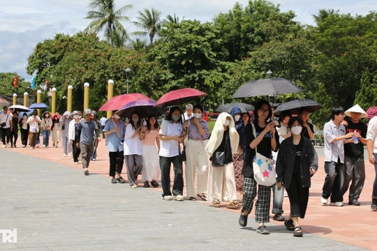 "Mưa đỏ" tạo hiệu ứng, lượng khách đến Thành cổ Quảng Trị tăng đột biến