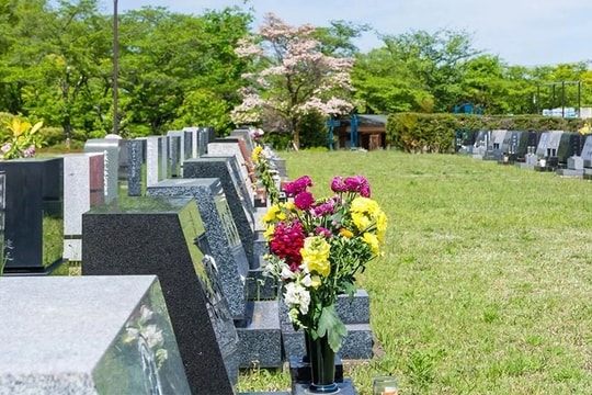 Khách vô tư uống đồ cúng đặt trên ngôi mộ lạ, người dân kêu gọi trục xuất