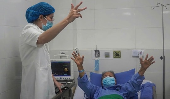 Can thiệp thành công túi phình mạch não cho cụ bà 90 tuổi