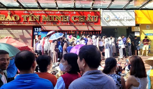 Nghẹt thở trước tiệm vàng, hàng trăm người xếp hàng chờ mua khi giá vàng lên đỉnh lịch sử