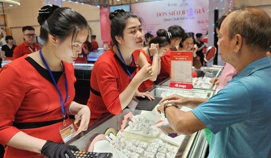 Giá vàng lại lập kỷ lục, người ôm vàng miếng SJC đang lãi hơn 50 triệu đồng mỗi lượng