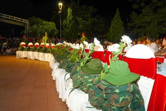 Hình ảnh thiêng liêng tại buổi chiếu 'Mưa đỏ' ở Thành cổ Quảng Trị