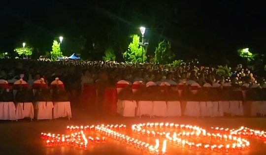 Xúc động hàng ghế trống đặt ba lô chiến sĩ tại buổi chiếu phim 'Mưa đỏ' ở Thành cổ Quảng Trị