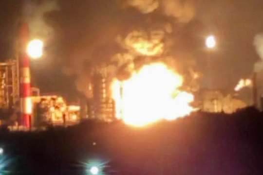 UAV Ukraine tập kích nhà máy lọc dầu lớn nhất của Nga