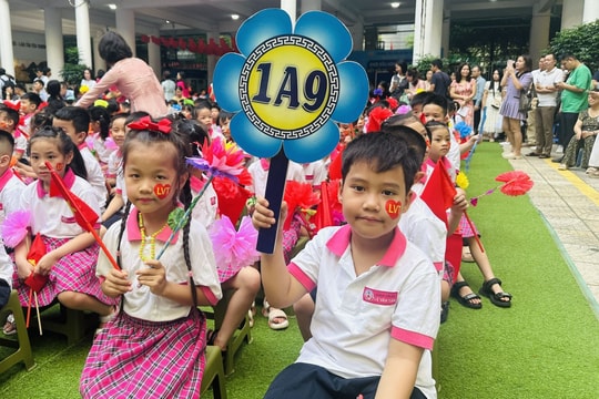 Lễ khai giảng đặc biệt khi các trường chào cờ, hát quốc ca cùng thời điểm
