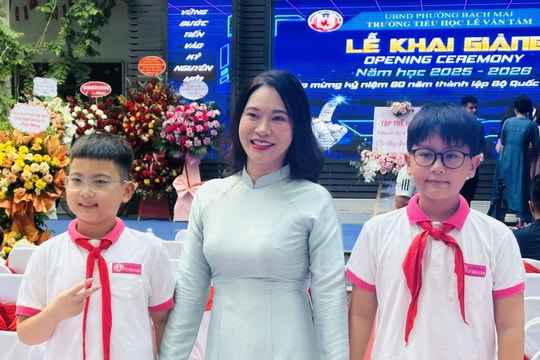 Hà Nội: Thời tiết nắng đẹp, cô và trò cùng náo nức bước vào năm học mới