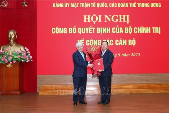 Trao quyết định bổ nhiệm Phó Bí thư Đảng ủy MTTQ, các đoàn thể Trung ương cho đồng chí Nguyễn Phi Long