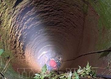 Cứu sống kịp thời người đàn ông rơi xuống giếng sâu hơn 20m