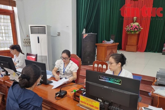 Người dân vẫn phải nộp tờ khai giấy rồi cán bộ nộp hộ trực tuyến