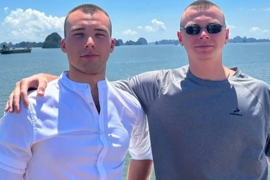 Đoàn quân nhân Nga ăn chả mực trên du thuyền, tắm biển ở Hạ Long