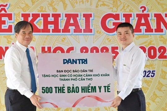Trao 500 thẻ Bảo hiểm y tế đến học sinh khó khăn tại Cần Thơ