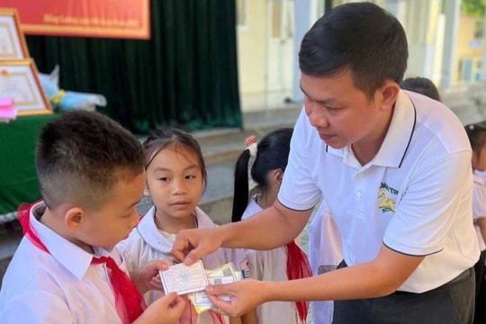 Báo Dân trí trao gần 900 thẻ BHYT đến học sinh tại miền Trung - Tây Nguyên