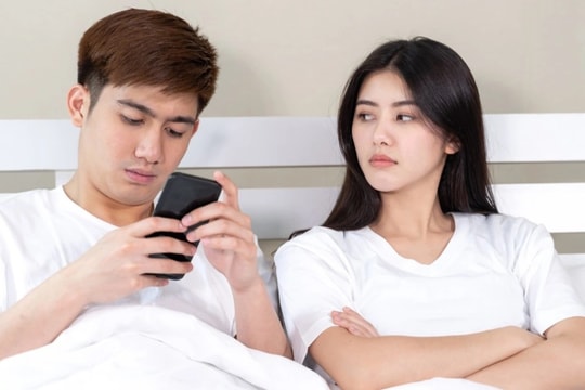 Chồng mỗi đêm luôn lén lút làm một việc, có con 3 tuổi tôi mới biết sự thật