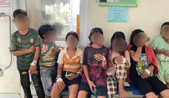 Bắt con vật quen thuộc trong vườn nhà ăn, 9 học sinh phải nhập viện gấp