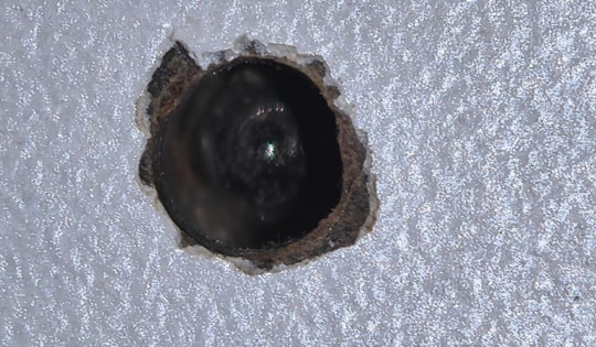 Người phụ nữ phát hiện camera quay lén trong nhà vệ sinh và cái kết