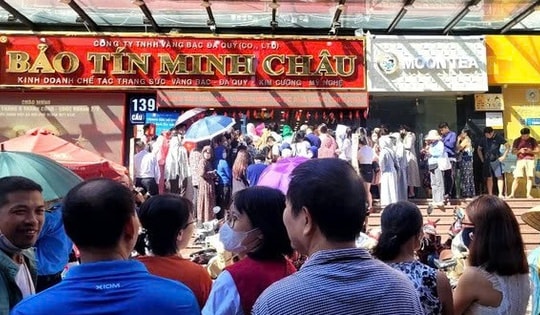 Giá vàng vượt 140 triệu đồng, chuyên gia cảnh báo nóng khi xếp hàng mua vào thời điểm này