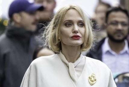 Diện mạo khác lạ của Angelina Jolie