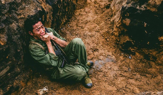 Phim 'Mưa đỏ': 'Lính mới' khóc như mưa khi vào vai cựu chiến binh