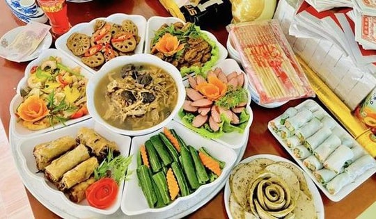 Văn khấn Rằm tháng 7 cúng thần linh, gia tiên, chúng sinh đầy đủ, chi tiết