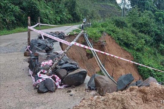 Quảng Ngãi: Sạt lở nghiêm trọng trên Tỉnh lộ 673