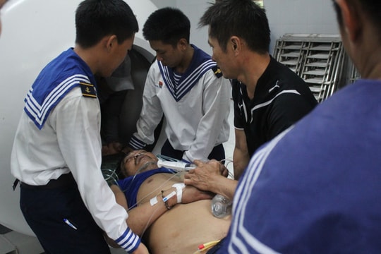 Bệnh xá đảo Song Tử Tây cấp cứu kịp thời bệnh nhân suy thận