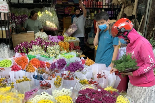 TP Hồ Chí Minh: Giá cả hàng hoá tăng cao trong ngày Rằm tháng 7