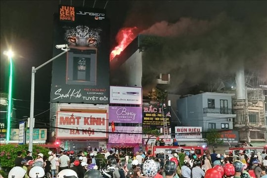 Hỏa hoạn tại cửa hàng kinh doanh thiết bị ở Nha Trang