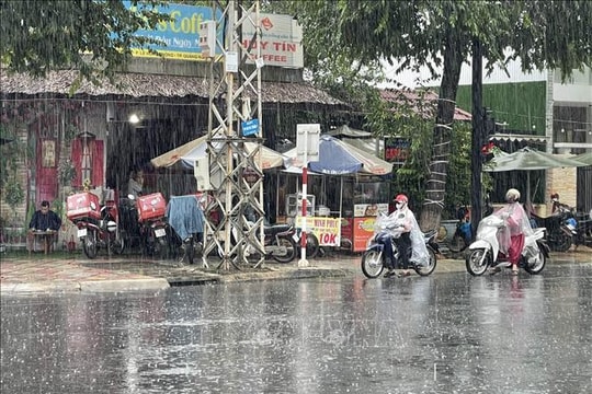 Cục bộ mưa lớn trên 100mm ở đất liền và gió giật mạnh, sóng cao, biển động rất mạnh trên biển