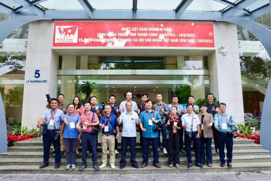 Phóng viên TTXVN trong giờ phút lịch sử của đất nước