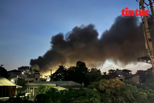 Hà Nội phải cắt điện toàn khu tập thể Diêm Gỗ để chữa cháy trong ngõ 638 Ngô Gia Tự