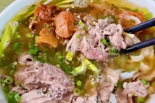 Món quen thuộc ở Hà Nội khiến khách Hàn Quốc gọi liền 2 suất để "đã thèm"