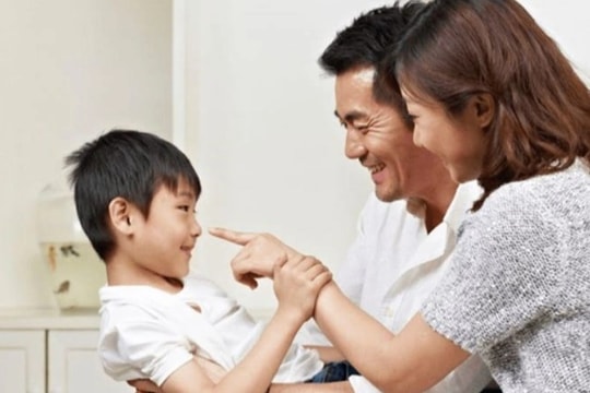 Bỏ bê con ruột để chăm con chồng, tôi bật khóc khi thấy một mẩu giấy