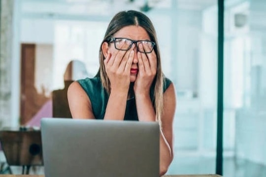 Sa thải kế toán vì mua sắm online trong giờ làm, công ty phải bồi thường