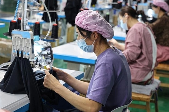 Lao động chấp nhận bị “vắt kiệt sức”, gác ước mơ được nghỉ 2 ngày cuối tuần