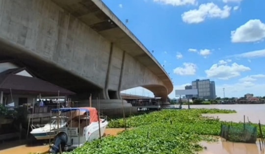 Người đàn ông đâm xe máy vào cầu, tử vong khi rơi xuống sông