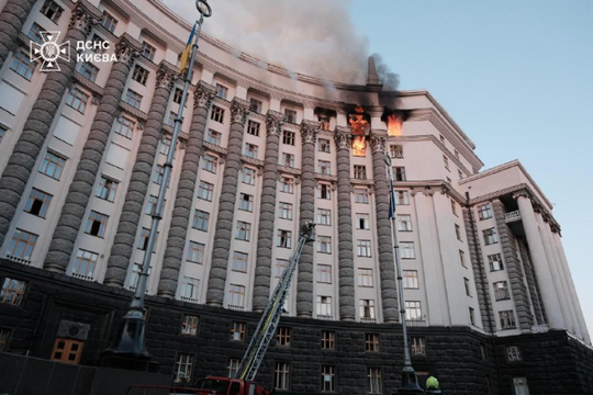 Tòa nhà chính phủ Ukraine bốc cháy dữ dội sau khi trúng drone Nga