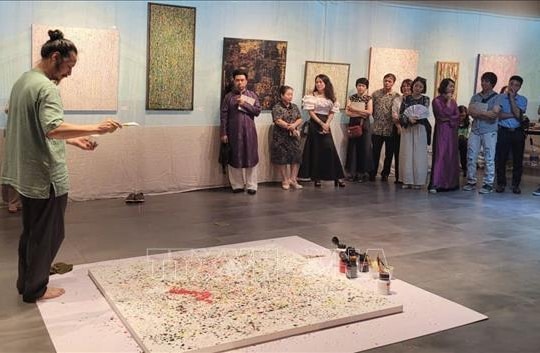 Triển lãm 'Chạm': Không gian nghệ thuật gợi mở và kết nối