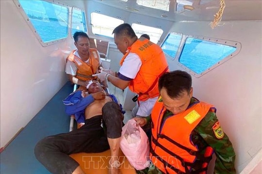 Nghệ An: Kịp thời cứu nạn một ngư dân bị tai nạn lao động trên biển