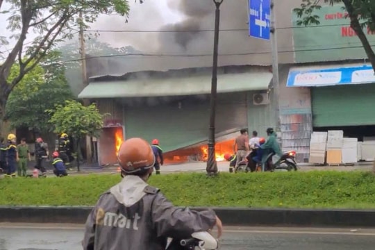 TP Hồ Chí Minh: Cháy lớn kho chứa hàng trong cơn mưa, nhiều tài sản bị thiêu rụi