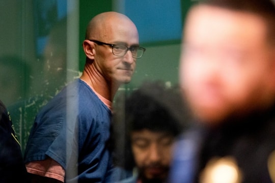 Cựu phi công ăn "nấm ma thuật" rồi tắt động cơ máy bay đang chở 80 khách