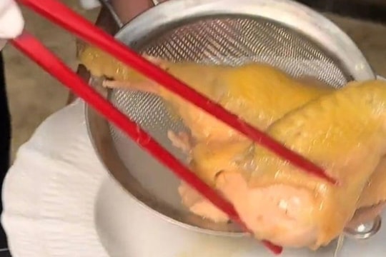 Trung Quốc: Xôn xao vụ khách ăn nửa con gà phải thanh toán 7,3 triệu đồng