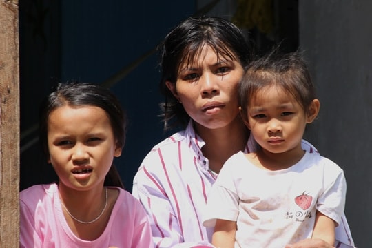 Mẹ đơn thân bệnh tật và 2 con nhỏ lay lắt trong căn nhà chỉ hơn 10m2