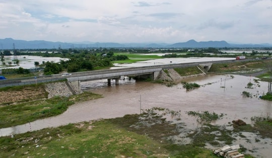 Tuyến cao tốc Vĩnh Hảo – Phan Thiết lại sạt lở, giao thông ùn ứ