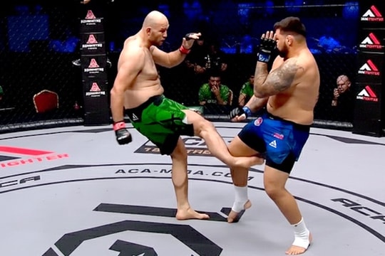 Cận cảnh võ sĩ MMA Nga chấn thương kinh hoàng vì đòn đá đối thủ từ UFC